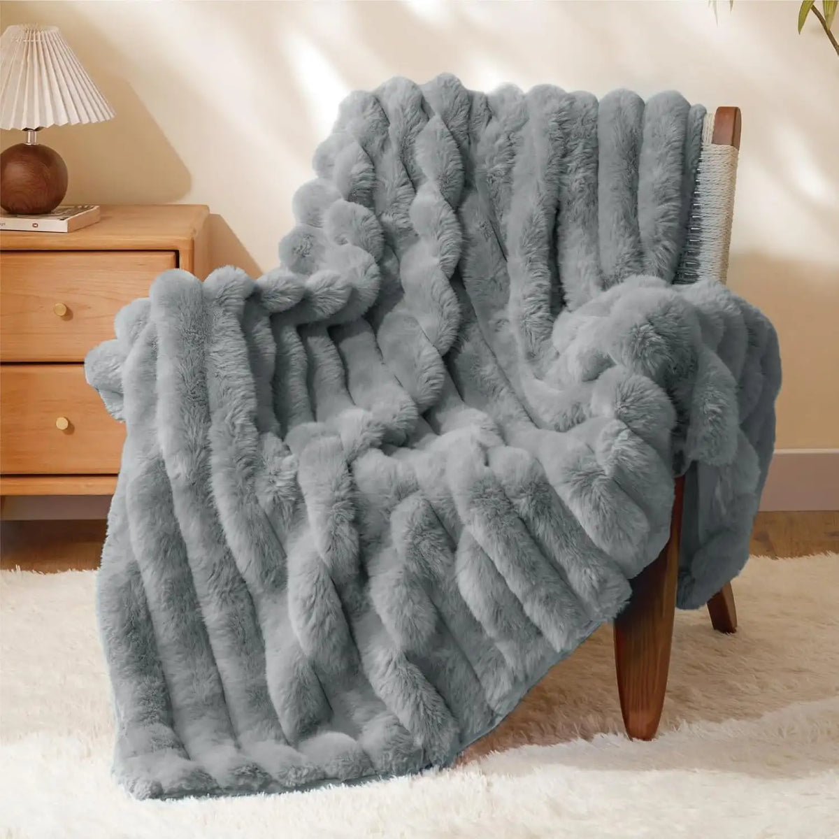 Textured Ribbed Faux Fur Throw Blanket – 770GSM Thick Plush