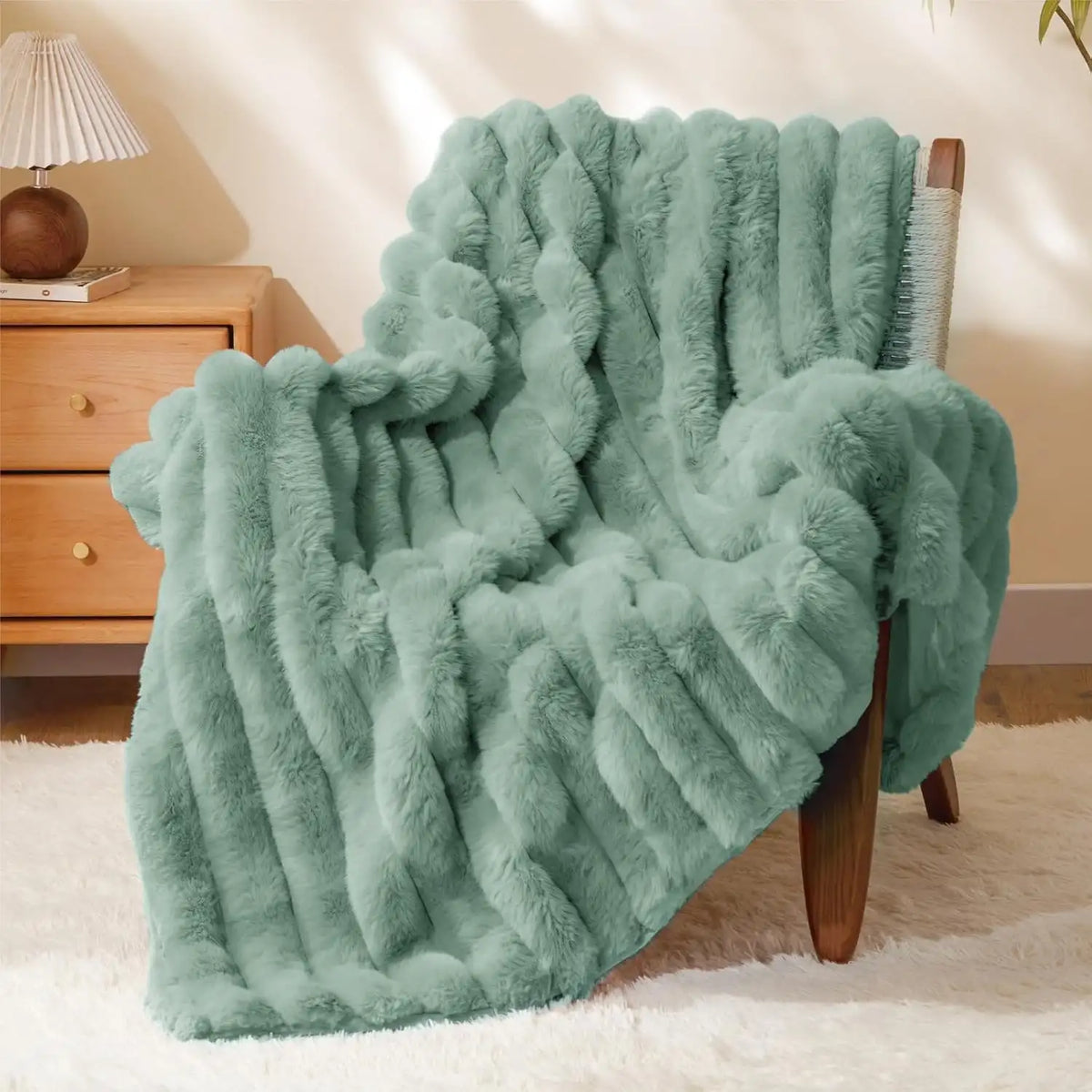 Textured Ribbed Faux Fur Throw Blanket – 770GSM Thick Plush